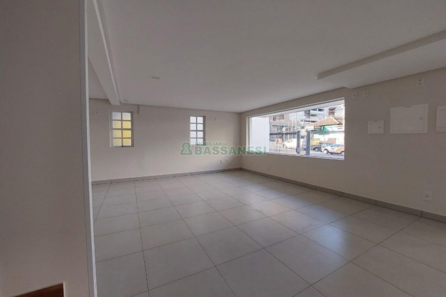 Loja com 335m², 8 vagas, no bairro Panazzolo em Caxias do Sul para Alugar