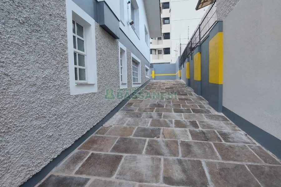 Loja com 335m², 8 vagas, no bairro Panazzolo em Caxias do Sul para Alugar