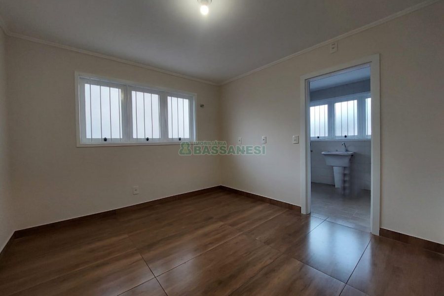 Loja com 335m², 8 vagas, no bairro Panazzolo em Caxias do Sul para Alugar