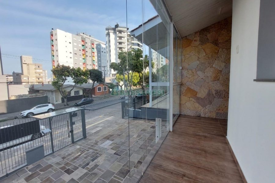 Loja com 335m², 8 vagas, no bairro Panazzolo em Caxias do Sul para Alugar