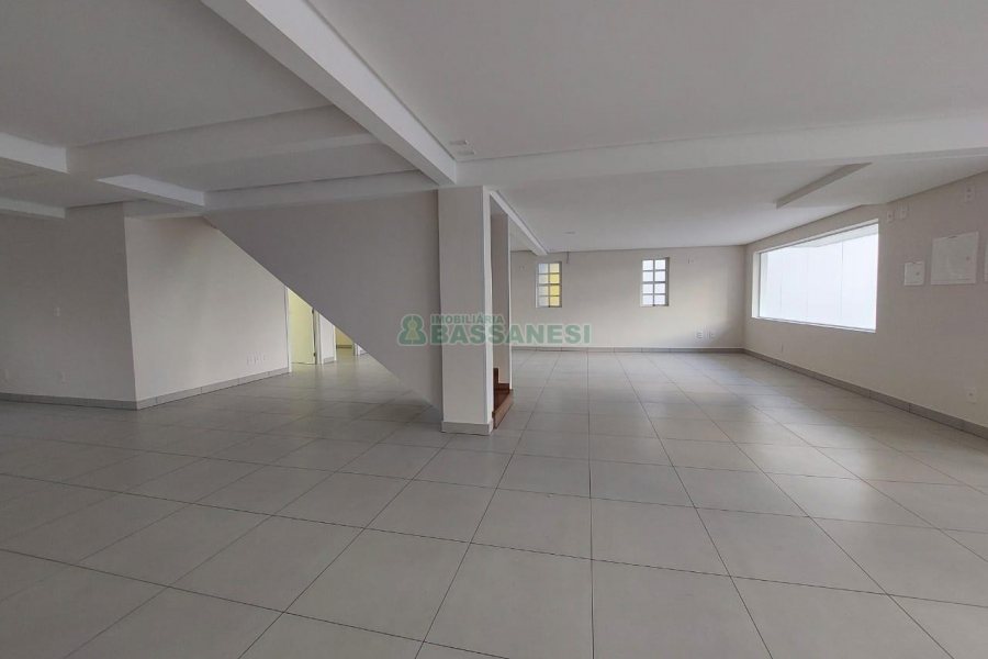Loja com 335m², 8 vagas, no bairro Panazzolo em Caxias do Sul para Alugar
