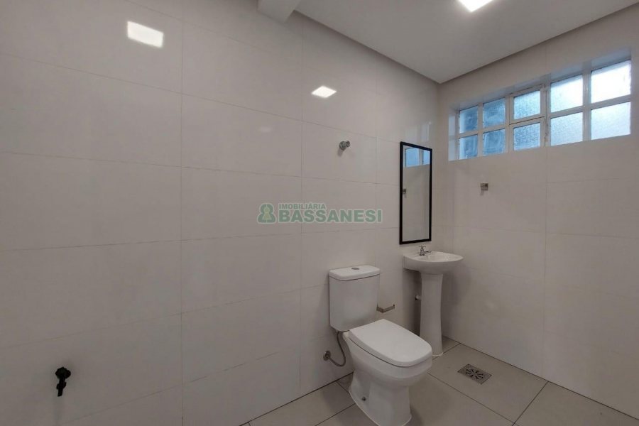 Loja com 335m², 8 vagas, no bairro Panazzolo em Caxias do Sul para Alugar