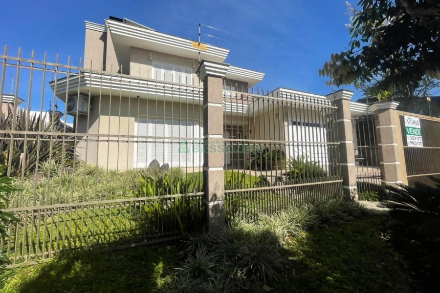 Casa com 330m², 3 dormitórios, 2 vagas, no bairro Jardim América em Caxias do Sul para Comprar