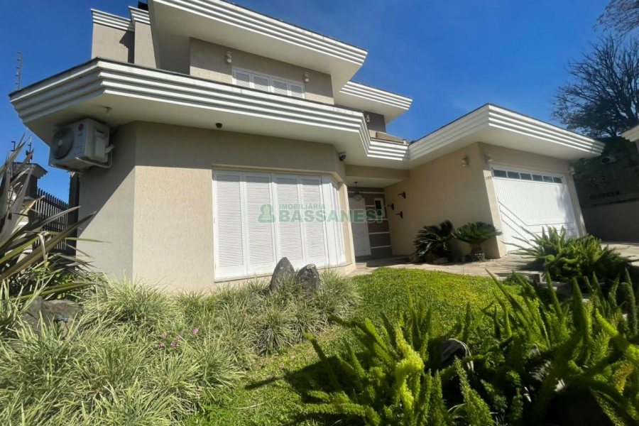 Casa com 330m², 3 dormitórios, 2 vagas, no bairro Jardim América em Caxias do Sul para Comprar