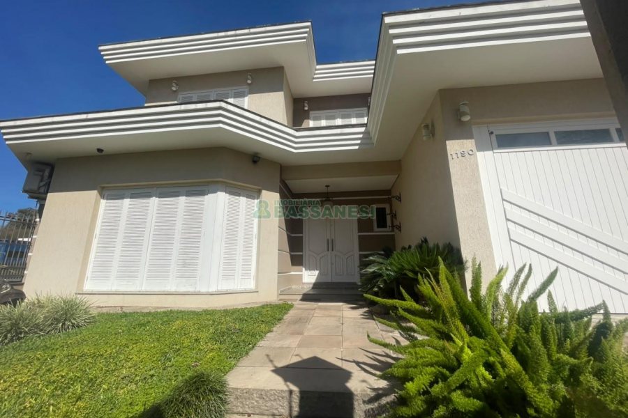 Casa com 330m², 3 dormitórios, 2 vagas, no bairro Jardim América em Caxias do Sul para Comprar