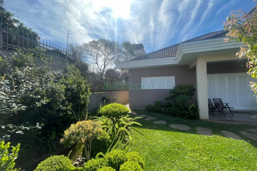 Casa com 330m², 3 dormitórios, 2 vagas, no bairro Jardim América em Caxias do Sul para Comprar