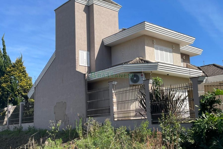 Casa com 330m², 3 dormitórios, 2 vagas, no bairro Jardim América em Caxias do Sul para Comprar