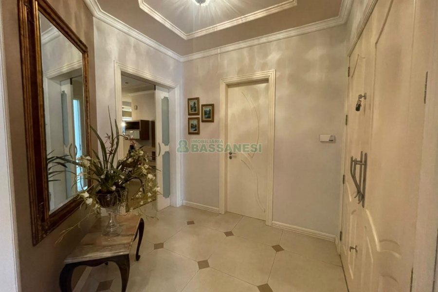 Casa com 330m², 3 dormitórios, 2 vagas, no bairro Jardim América em Caxias do Sul para Comprar