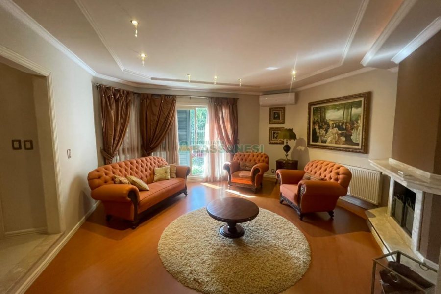 Casa com 330m², 3 dormitórios, 2 vagas, no bairro Jardim América em Caxias do Sul para Comprar