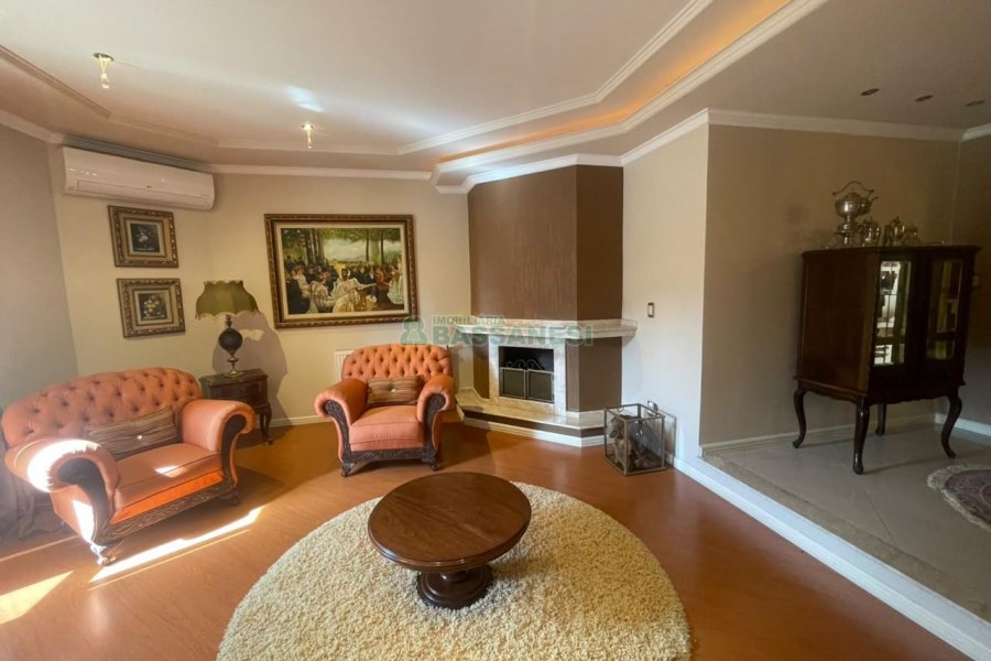 Casa com 330m², 3 dormitórios, 2 vagas, no bairro Jardim América em Caxias do Sul para Comprar
