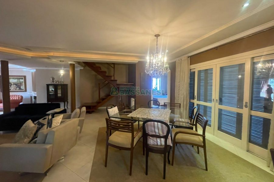 Casa com 330m², 3 dormitórios, 2 vagas, no bairro Jardim América em Caxias do Sul para Comprar