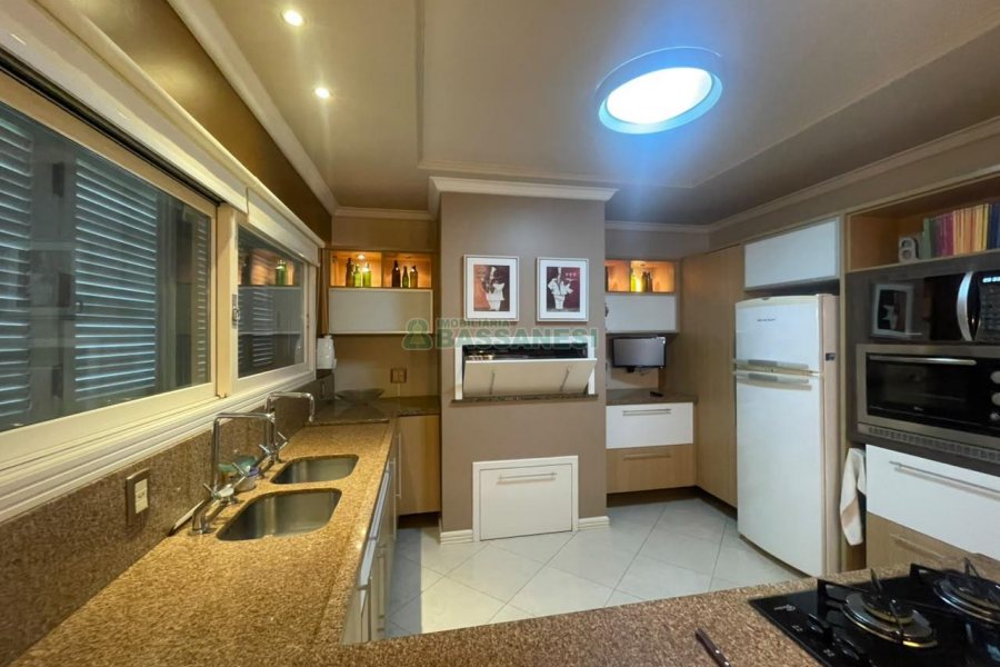 Casa com 330m², 3 dormitórios, 2 vagas, no bairro Jardim América em Caxias do Sul para Comprar
