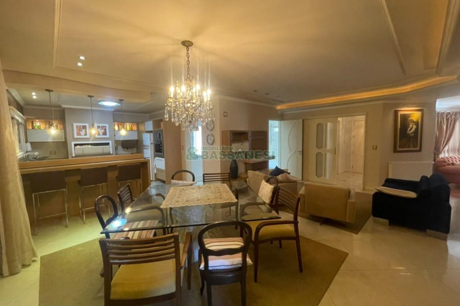 Casa com 330m², 3 dormitórios, 2 vagas, no bairro Jardim América em Caxias do Sul para Comprar