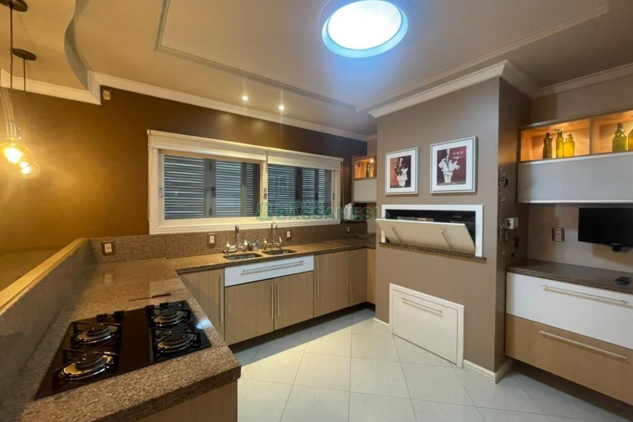 Casa com 330m², 3 dormitórios, 2 vagas, no bairro Jardim América em Caxias do Sul para Comprar