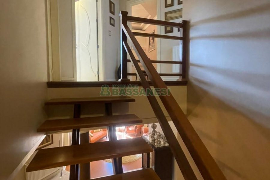 Casa com 330m², 3 dormitórios, 2 vagas, no bairro Jardim América em Caxias do Sul para Comprar