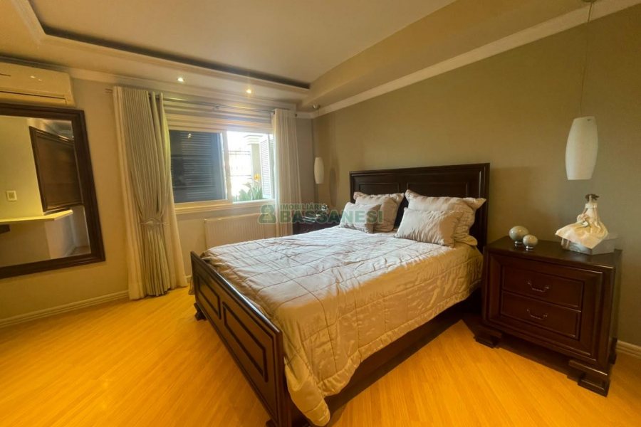 Casa com 330m², 3 dormitórios, 2 vagas, no bairro Jardim América em Caxias do Sul para Comprar