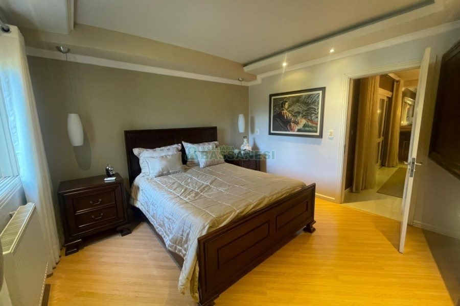 Casa com 330m², 3 dormitórios, 2 vagas, no bairro Jardim América em Caxias do Sul para Comprar