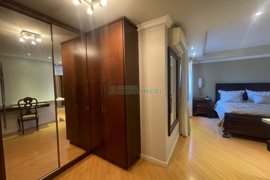 Casa com 330m², 3 dormitórios, 2 vagas, no bairro Jardim América em Caxias do Sul para Comprar