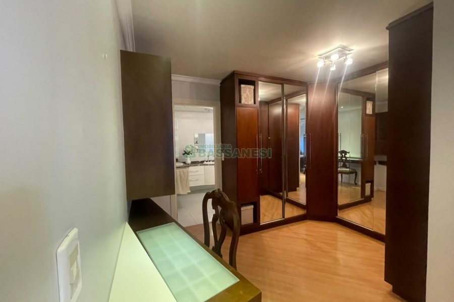 Casa com 330m², 3 dormitórios, 2 vagas, no bairro Jardim América em Caxias do Sul para Comprar