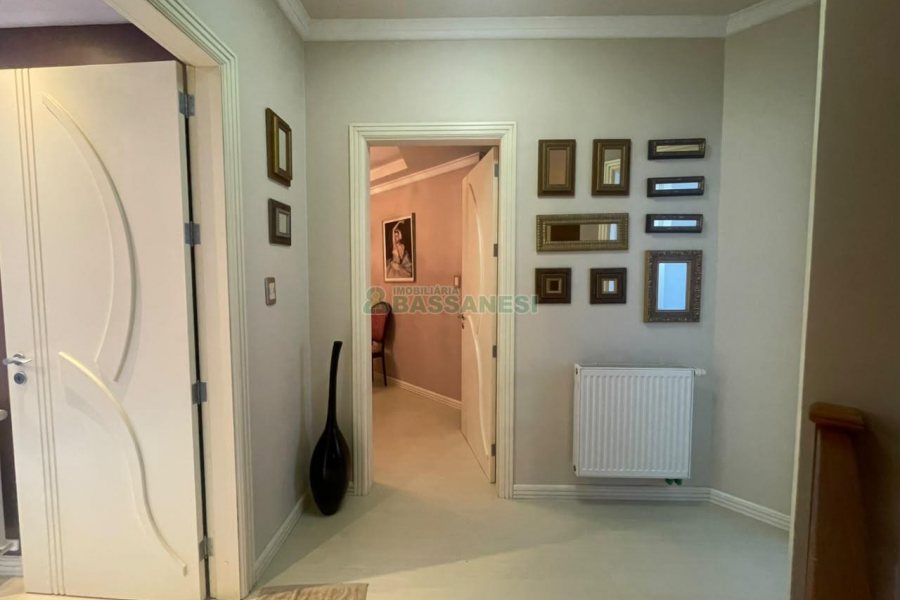 Casa com 330m², 3 dormitórios, 2 vagas, no bairro Jardim América em Caxias do Sul para Comprar