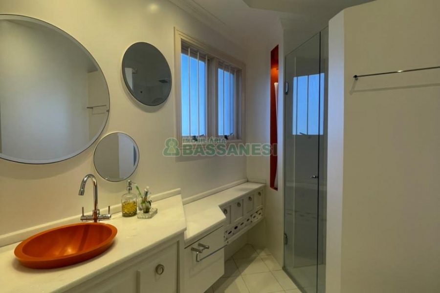 Casa com 330m², 3 dormitórios, 2 vagas, no bairro Jardim América em Caxias do Sul para Comprar