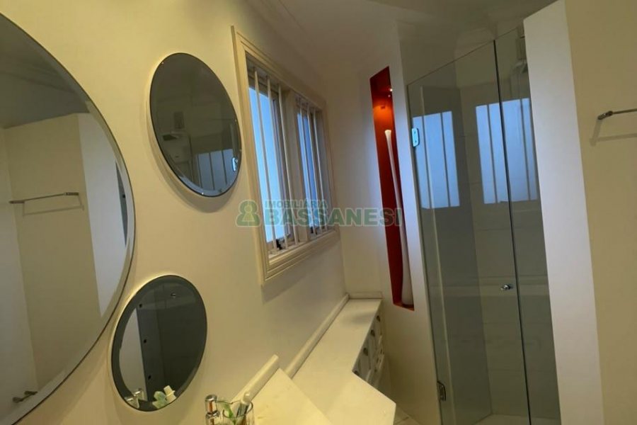 Casa com 330m², 3 dormitórios, 2 vagas, no bairro Jardim América em Caxias do Sul para Comprar