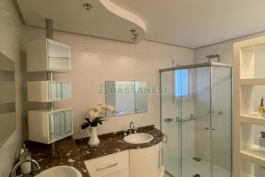 Casa com 330m², 3 dormitórios, 2 vagas, no bairro Jardim América em Caxias do Sul para Comprar
