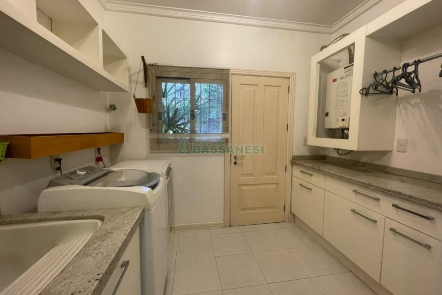 Casa com 330m², 3 dormitórios, 2 vagas, no bairro Jardim América em Caxias do Sul para Comprar
