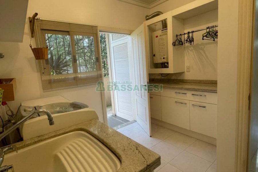 Casa com 330m², 3 dormitórios, 2 vagas, no bairro Jardim América em Caxias do Sul para Comprar