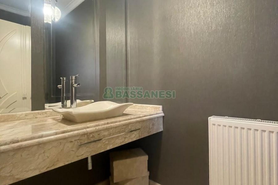 Casa com 330m², 3 dormitórios, 2 vagas, no bairro Jardim América em Caxias do Sul para Comprar