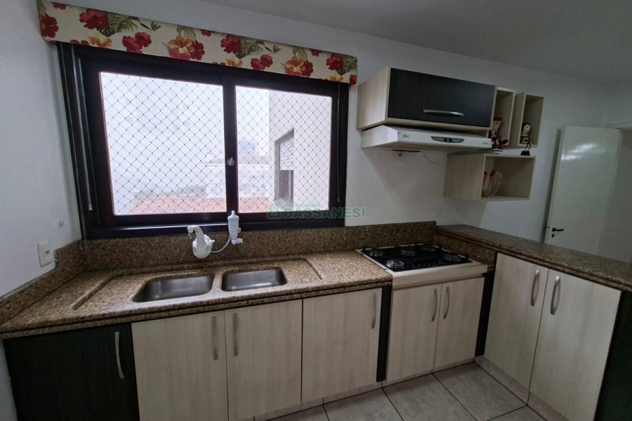 Apartamento com 116m², 3 dormitórios, 1 vaga, no bairro Centro em Caxias do Sul para Alugar