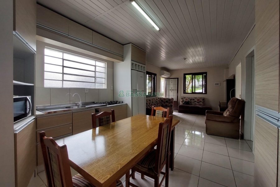 Casa Mobiliada com 100m², 3 dormitórios, 1 vaga, no bairro Cinqüentenário em Caxias do Sul para Alugar