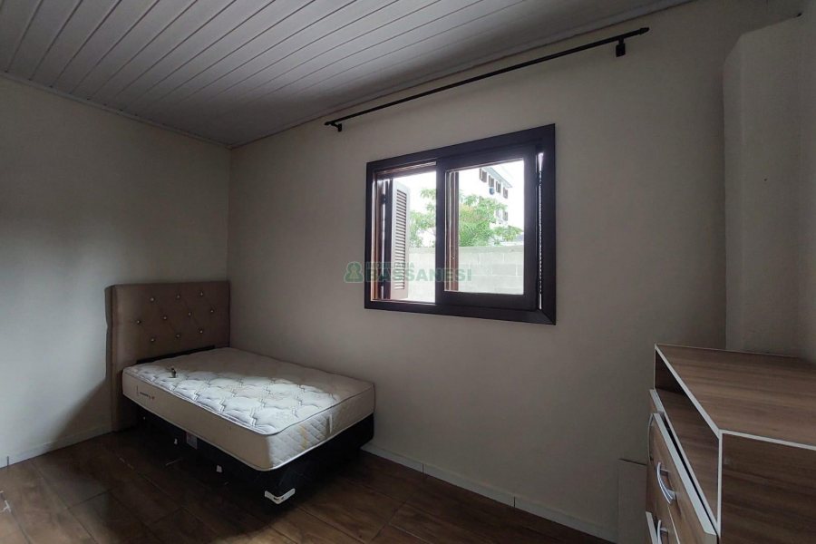 Casa Mobiliada com 100m², 3 dormitórios, 1 vaga, no bairro Cinqüentenário em Caxias do Sul para Alugar