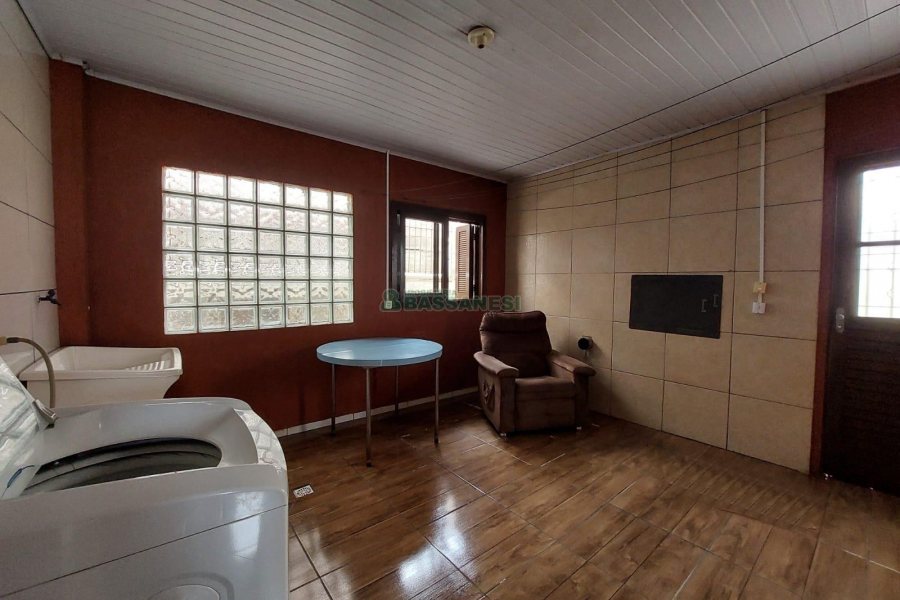Casa Mobiliada com 100m², 3 dormitórios, 1 vaga, no bairro Cinqüentenário em Caxias do Sul para Alugar