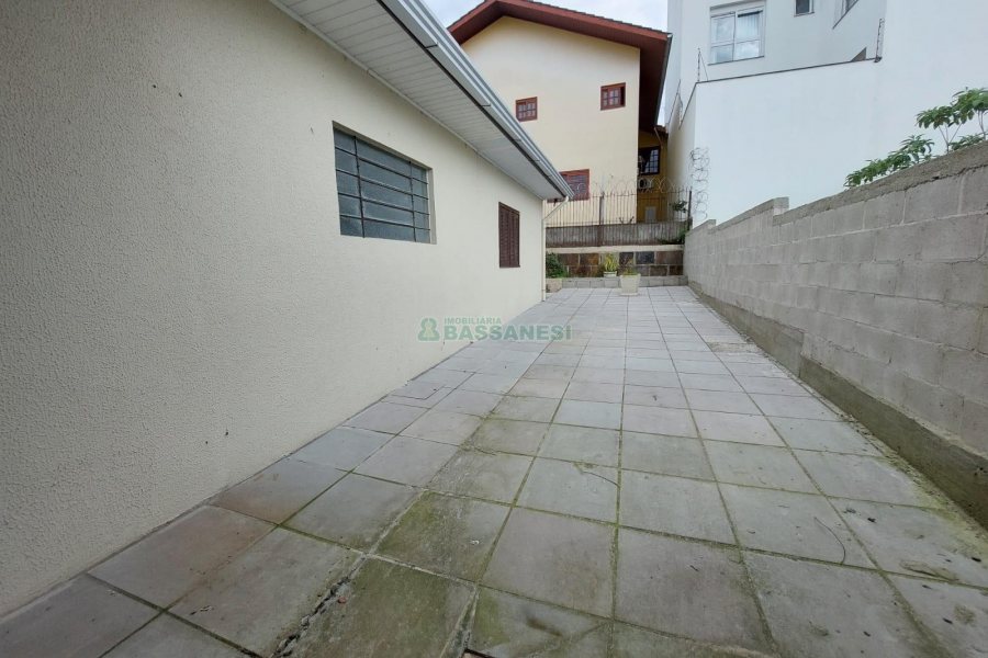 Casa Mobiliada com 100m², 3 dormitórios, 1 vaga, no bairro Cinqüentenário em Caxias do Sul para Alugar