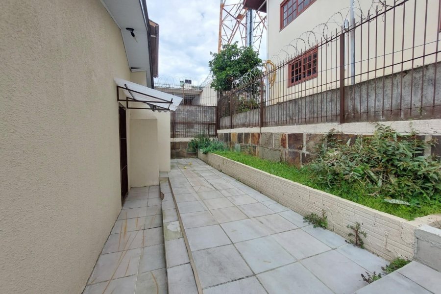 Casa Mobiliada com 100m², 3 dormitórios, 1 vaga, no bairro Cinqüentenário em Caxias do Sul para Alugar