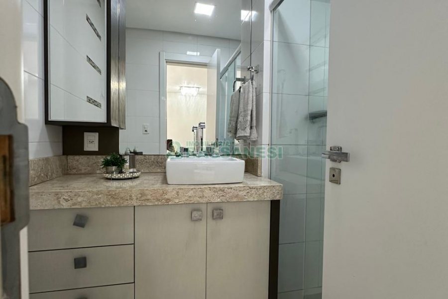 Apartamento com 63m², 2 dormitórios, 2 vagas, no bairro Vinhedos em Caxias do Sul para Comprar