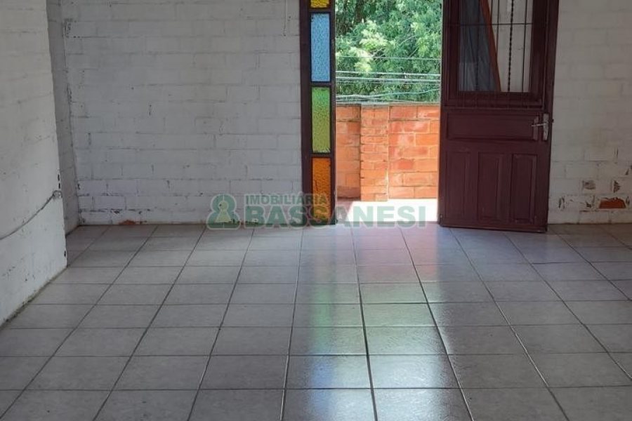 Casa com 60m², 2 dormitórios, 1 vaga, no bairro Petrópolis em Caxias do Sul para Alugar