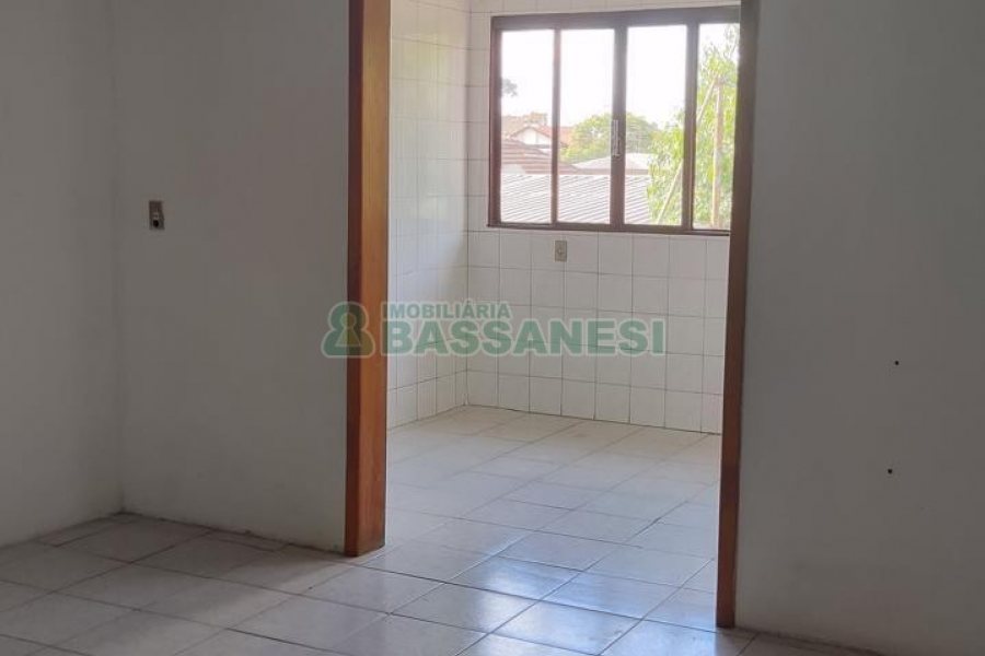 Casa com 60m², 2 dormitórios, 1 vaga, no bairro Petrópolis em Caxias do Sul para Alugar