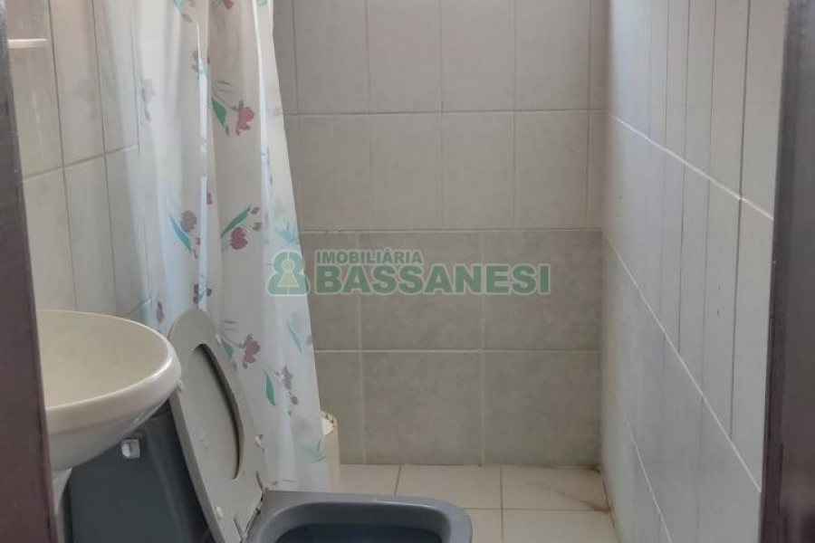 Casa com 60m², 2 dormitórios, 1 vaga, no bairro Petrópolis em Caxias do Sul para Alugar