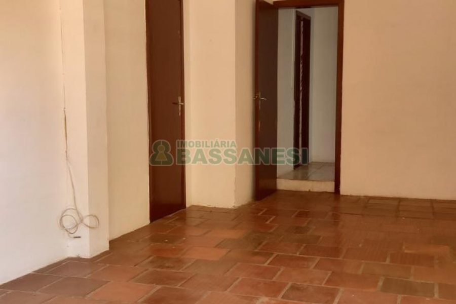 Casa com 60m², 2 dormitórios, 1 vaga, no bairro Petrópolis em Caxias do Sul para Alugar
