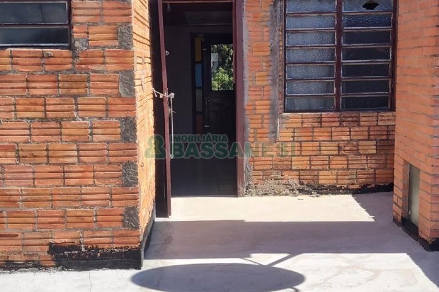 Casa com 60m², 2 dormitórios, 1 vaga, no bairro Petrópolis em Caxias do Sul para Alugar