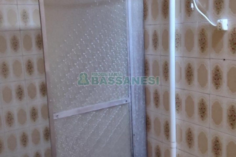 Casa com 60m², 2 dormitórios, 1 vaga, no bairro Petrópolis em Caxias do Sul para Alugar