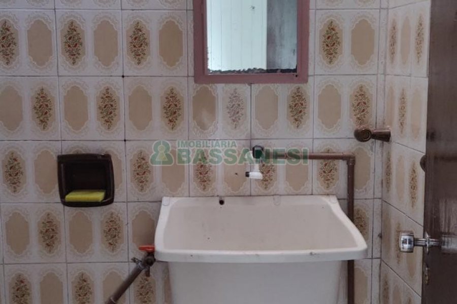 Casa com 60m², 2 dormitórios, 1 vaga, no bairro Petrópolis em Caxias do Sul para Alugar