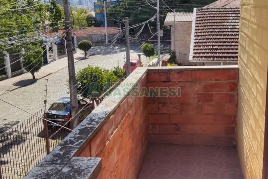 Casa com 60m², 2 dormitórios, 1 vaga, no bairro Petrópolis em Caxias do Sul para Alugar