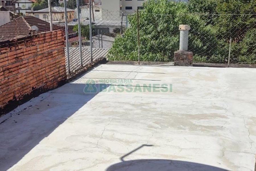 Casa com 60m², 2 dormitórios, 1 vaga, no bairro Petrópolis em Caxias do Sul para Alugar