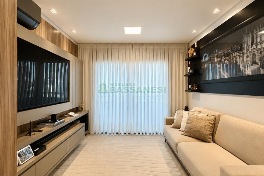 Apartamento com 98m², 2 dormitórios, 2 vagas, no bairro Vila Horn em Caxias do Sul para Comprar