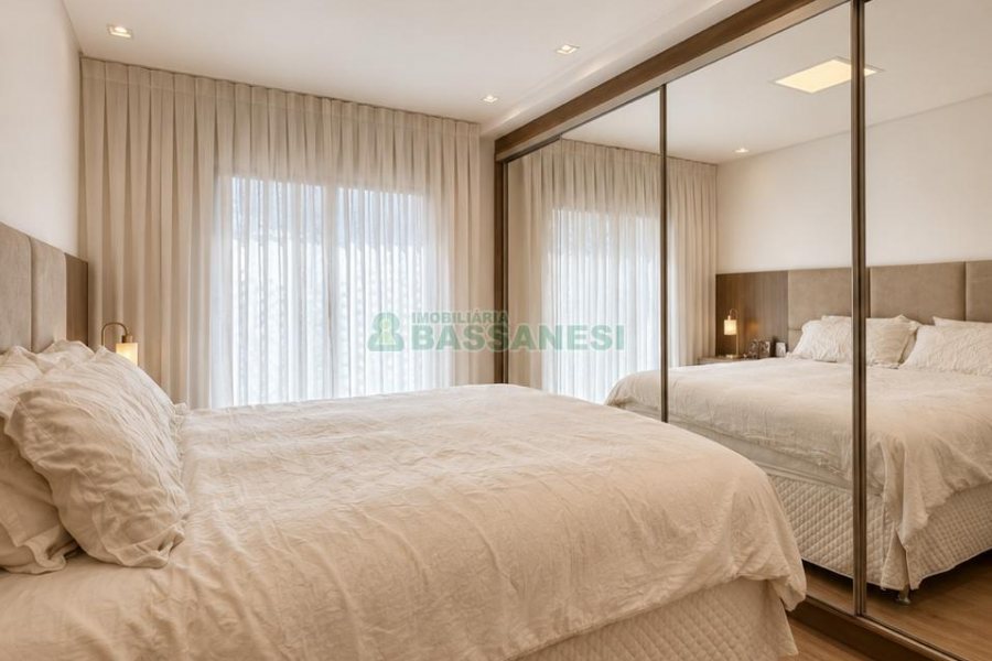 Apartamento com 98m², 2 dormitórios, 2 vagas, no bairro Vila Horn em Caxias do Sul para Comprar