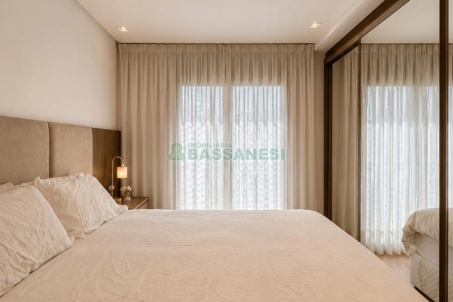 Apartamento com 98m², 2 dormitórios, 2 vagas, no bairro Vila Horn em Caxias do Sul para Comprar