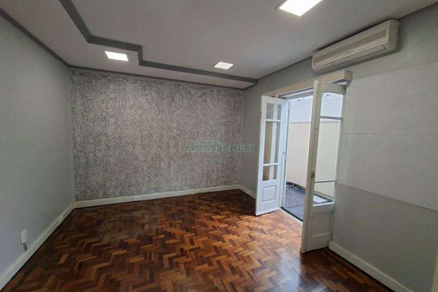 Sala com 55m², no bairro Centro em Caxias do Sul para Alugar ou Comprar